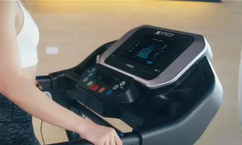 Treadmill with internet online screen